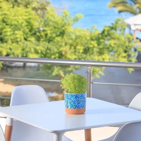 Golden Beachside Terrace Apartment *