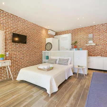 Golden Beachside Terrace Apartment *