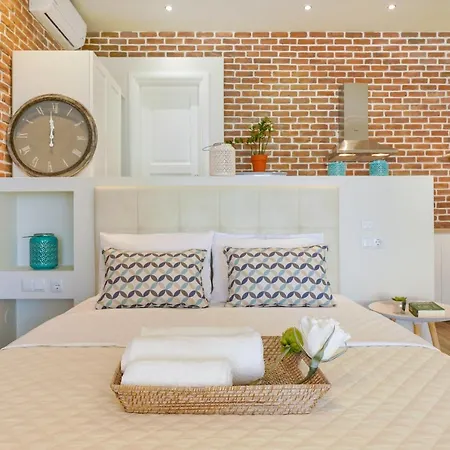 Golden Beachside Terrace Apartment *