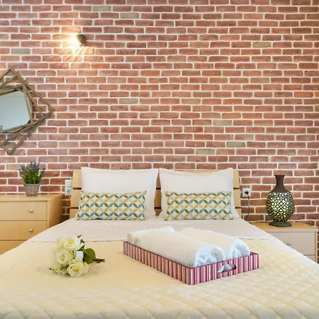 Golden Beachside Terrace Apartment *